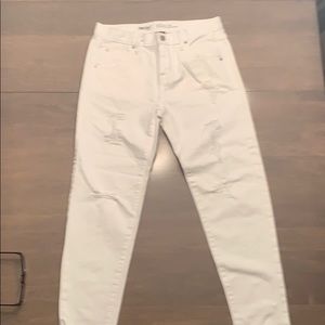 Beautiful Mossimo Crop Distressed Jeans 💜